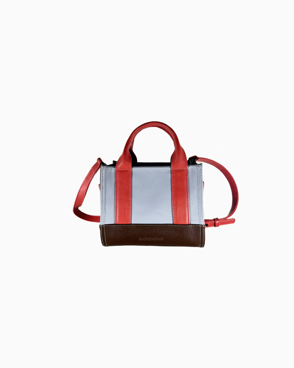 Core Tote Bag Agrado, vista frontal: corpo azul claro, alças e laterais vermelhas e base marrom, com alça transversal.