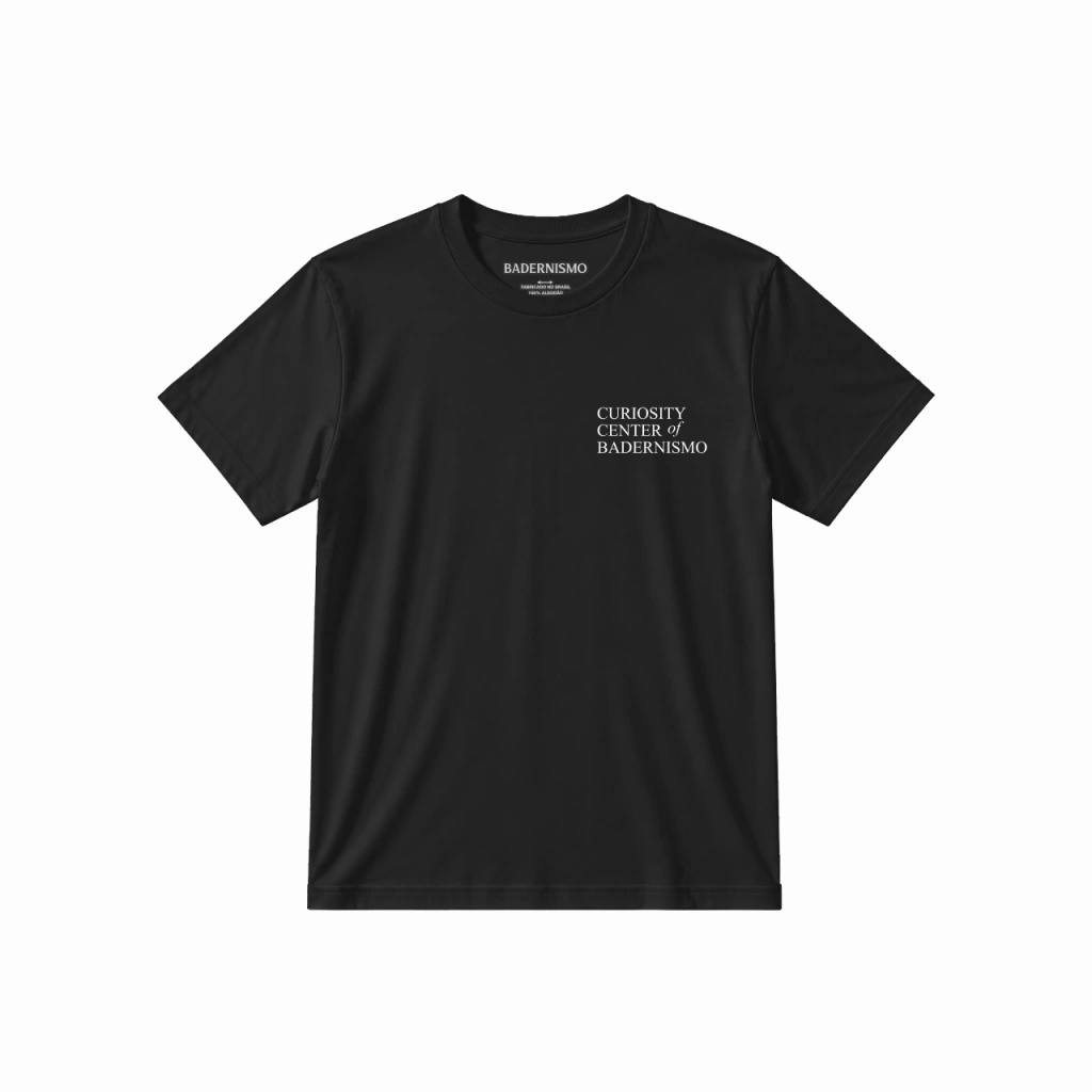 Camiseta preta com o texto Curiosity Center of Badernismo estampado em branco no peito.