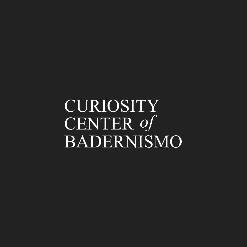 Estampa Curiosity Center of Badernismo em branco, em letras com serifa, sobre fundo escuro.