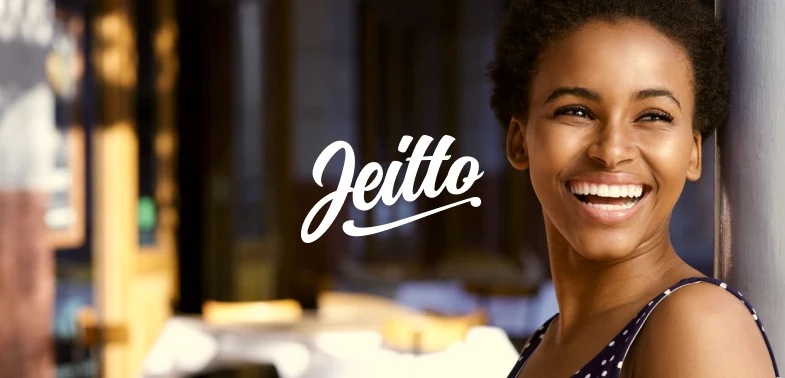 Mulher sorrindo ao lado do logotipo da Jeitto, em letras cursivas brancas.