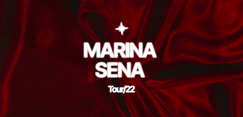 Arte de divulgação da turnê de Marina Sena: tecido vermelho escuro com o nome MARINA SENA e Tour/22 em branco.