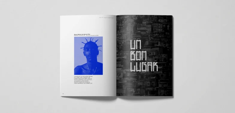 Revista aberta: na página da esquerda, retrato com tinta azul e texto; na da direita, as palavras UM BOM LUGAR em Mosquito sobre foto aérea escura de uma comunidade.