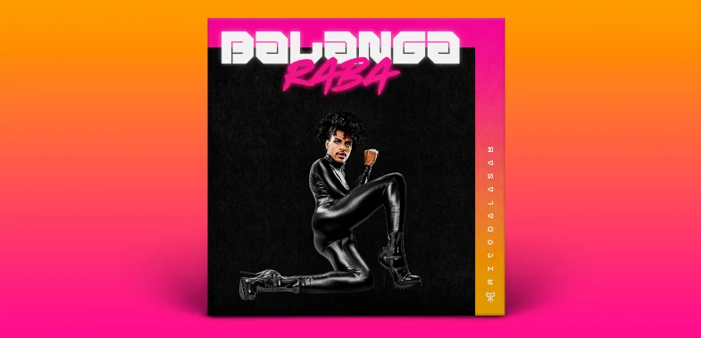Capa do EP Balanga Raba, de Rico Dalasam: arte preta com o título em branco e rosa e o artista de macacão preto ajoelhado, sobre fundo em degradê de laranja a rosa.