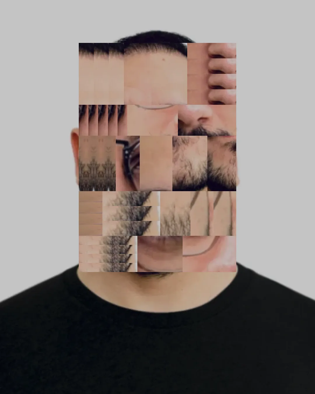 Exemplo de saída da ferramenta: retrato de um homem de óculos e camiseta preta, sobre fundo cinza, com o rosto coberto por uma grade de fatias repetidas e espelhadas da testa, do nariz e da barba, no formato 4:5.